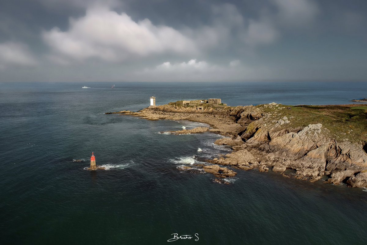 Phare de Kermorvan, Finistère, Bretagne 

bon week-end

 #photography  #leconquet #kermorvan #iroise #photographie #Finistère #bretagne #MagnifiqueBretagne #magnifiqueFrance #lighthouse