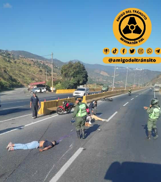 amigodtransito's tweet photo. #5Mar Motorizados caídos en la Autopista Caracas La Guaira, atención... Poco antes del Viaducto 1

Se comienza a formar cola desde el antiguo peaje.
#caracas
#laguaira
#Amigodeltransito
#accidente
@ReporteYa
@victoria1039fm 
@traficovv https://t.co/XBrItmNUlx