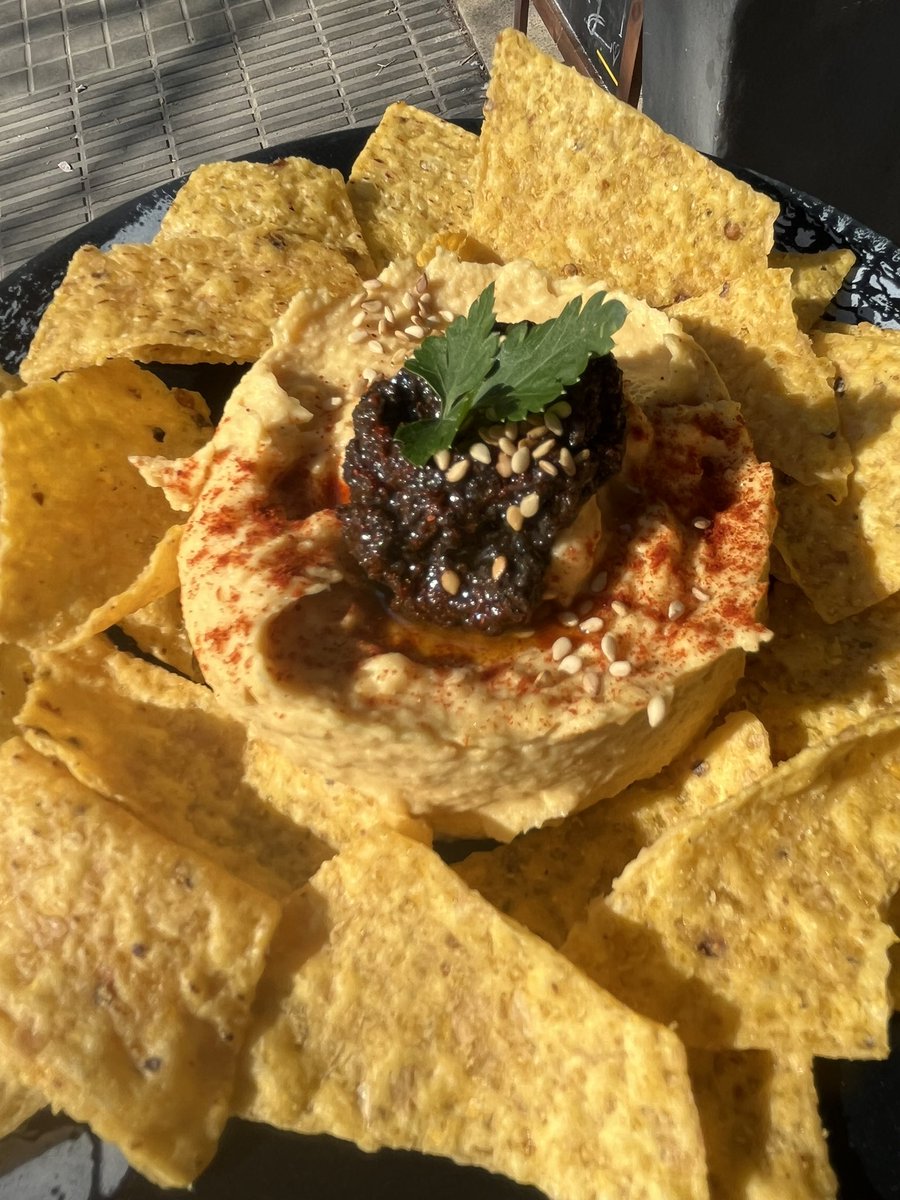 ritxinaval's tweet image. Poco se habla del tremendo hummus con olivada casera que me he sacado para que lo degustéis en @vdevermut (no vengais que estamos a petar pero otro ratito sí vale)