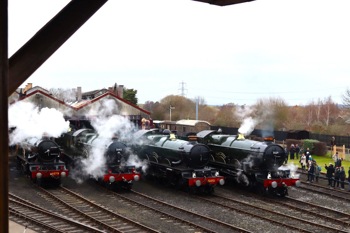 Bobthehatter's tweet photo. Didcot Railway Centre four Castles event held yesterday. #didcotrailwaycentre #Didcot #fourcastles #steamlocomotive https://t.co/gWSpV8OUk5