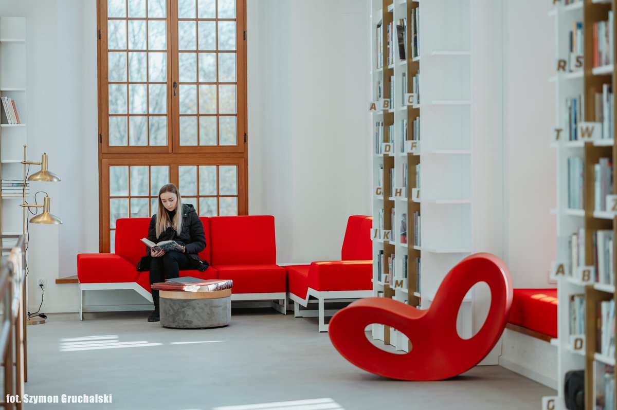 InstytutKsiazki's tweet image. Budynek tarnogrodzkiej synagogi przeszedł w przeszłości wiele. Podczas wojny gmach został zdewastowany. Potem w dawnej świątyni mieściła się między innymi spółdzielnia ogrodnicza. A dziś… jest tu wspaniała #biblioteka.

📖 #Reportaż Bogdana Nowaka ➡ instytutksiazki.pl/aktualnosci,2,…