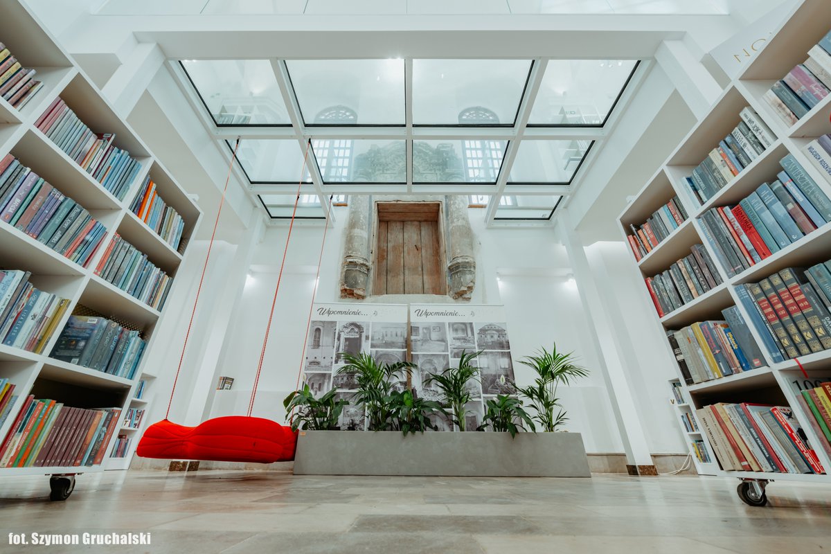 InstytutKsiazki's tweet image. Budynek tarnogrodzkiej synagogi przeszedł w przeszłości wiele. Podczas wojny gmach został zdewastowany. Potem w dawnej świątyni mieściła się między innymi spółdzielnia ogrodnicza. A dziś… jest tu wspaniała #biblioteka.

📖 #Reportaż Bogdana Nowaka ➡ instytutksiazki.pl/aktualnosci,2,…