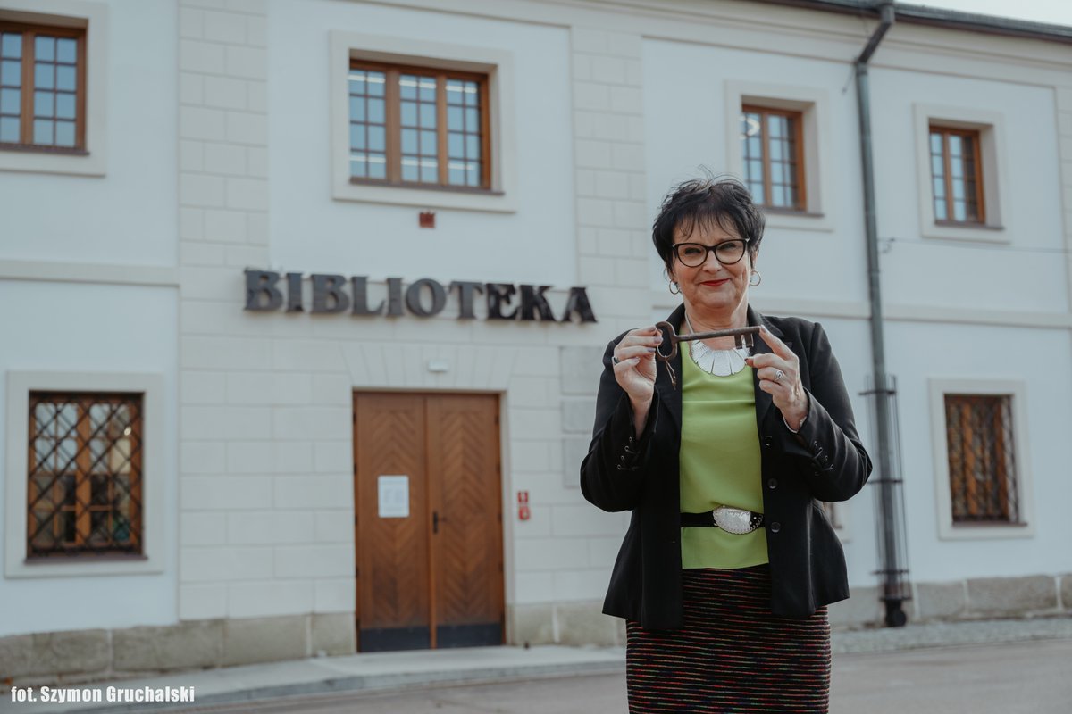 InstytutKsiazki's tweet image. Budynek tarnogrodzkiej synagogi przeszedł w przeszłości wiele. Podczas wojny gmach został zdewastowany. Potem w dawnej świątyni mieściła się między innymi spółdzielnia ogrodnicza. A dziś… jest tu wspaniała #biblioteka.

📖 #Reportaż Bogdana Nowaka ➡ instytutksiazki.pl/aktualnosci,2,…