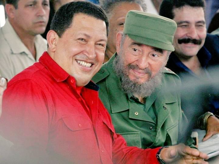 Eterno amigo de #Cuba te recordamos como el hombre que trascendió con su ejemplo, Invicto siempre, como hijo te acogió nuestro #FidelPorSiempre De ustedes ideas íntegradoras y emancipadoras para  el bien de los pueblos #ChavezVive