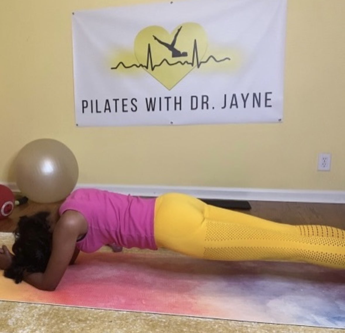 DrJayneMorgan's tweet photo. I have been a #pilates instructor for 15 years. Often holding in place when all is swirling around you is harder than movement. If you don't believe me, try planking (as I demonstrate here) for 60 seconds. Sometimes you just have to lock your core and hold steady. #pilateslessons https://t.co/vE3UUSbB1w