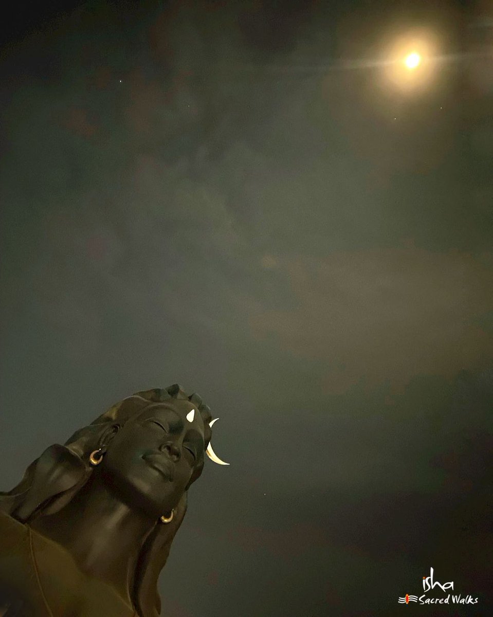 IshaSacredWalks's tweet photo. Intoxication taking over as Pournami is approaching. The beaming Moon shining it’s light on Adiyogi...🌕🔱 https://t.co/Jk5Ac602H3