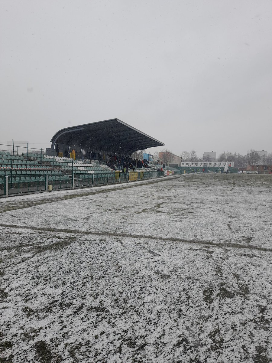 bialyGlinkiCup's tweet photo. Wróciła @3ligagrupa1 ⚽️ W meczu wyjazdowym Mławianka Mława wygrała z @ks_pelikan 2:1. Bramki dla Mławianki zdobyli Mateusz Sobotka i Maciej Rogalski z rzutu karnego. Niby runda wiosenna a warunki do gry zimowe. Bardzo twarde boisko i slabo widoczne linie. Ważne 3 pkt! 💪💪💪 https://t.co/dQKlybdXIN