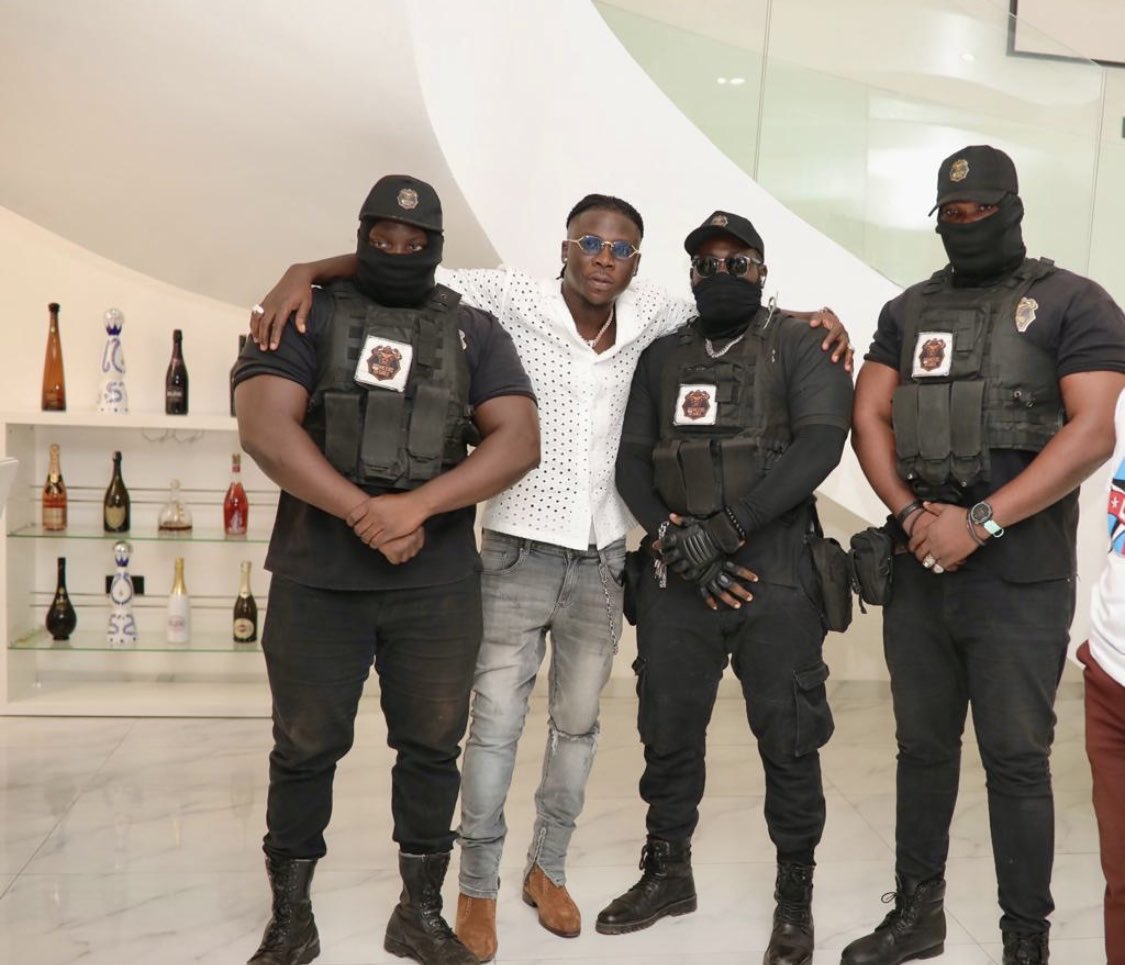 bouncers_with's tweet photo. Magical Moment with DanceHall 1GAD ❤️🦅!!! ⁦@stonebwoy⁩  Thank you sir https://t.co/3IfSsNjxCo