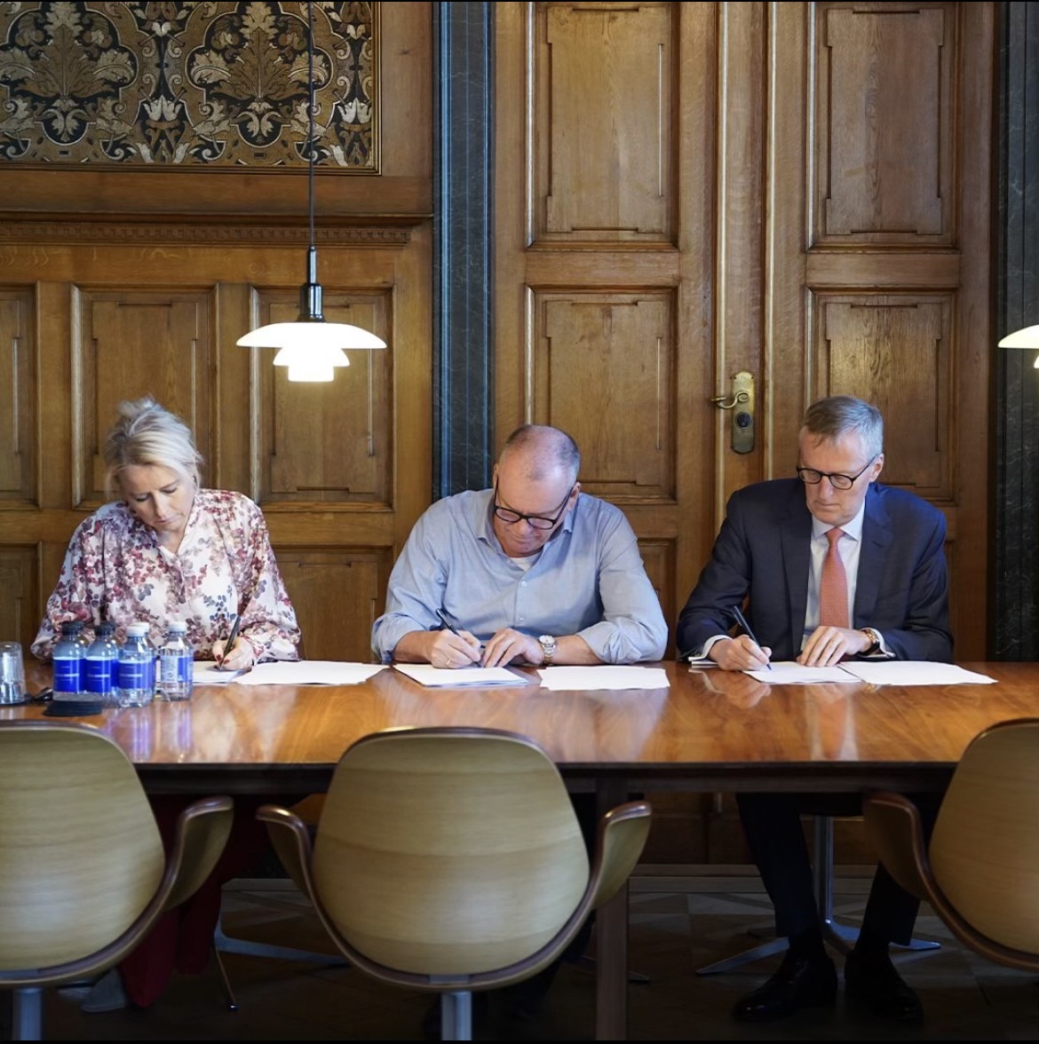 HKHANDEL's tweet photo. Ny funktionæroverenskomst sikrer de omfattede medlemmer af HK Handel mere i lønningsposen og bedre værktøjer til at forhandle løn lokalt 🙌
#arbejde #OK23 https://t.co/5Lhl9O0B6P https://t.co/PKQItLbYNY