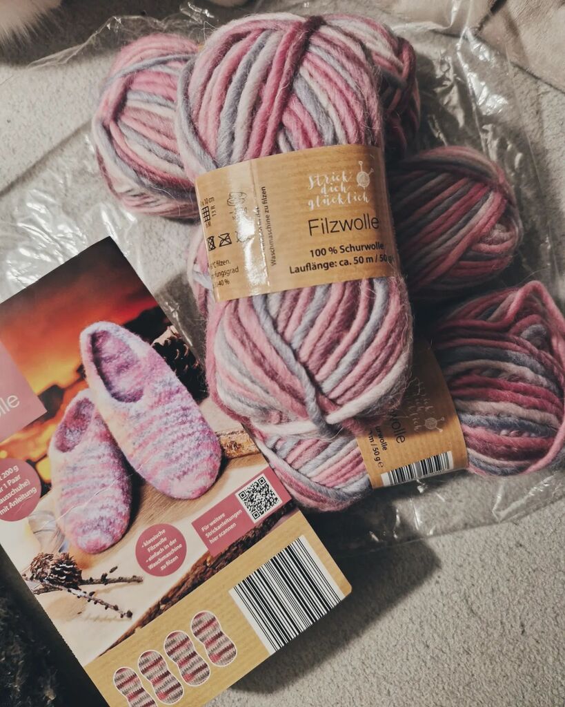 Miulou_'s tweet photo. Omi-Jenny 👵🏻 hat Filzpuschen gehäkelt. 🧶

#Häkeln #Crochet #Hausschuhe #Puschen #Schuhe #Filzschuhe #Filzhausschuhe #Filzwolle #Schurwolle #StrickDichGlücklich #Vikings #Netflix #NetflixVikings #Prym #Häkelnadel #Wolle #Katze #Cat #Freya #instacrochet https://t.co/ApNYSqy3GJ https://t.co/WSuzy16b1L