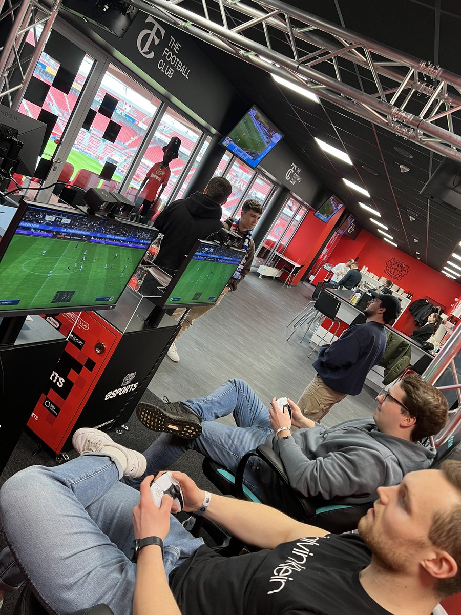 Hukho10_'s tweet photo. Just some ordinary guys who are able to live their dreams thanks to @play_tfc. Be it playing fifa in the @bayer04fussball stadium, meeting youngster @karim_adeyemi at @BVB or hanging out with Germany‘s first diamond-record winner Bausa during the @VfB game
Don’t miss out on TFC🏆 https://t.co/hC5mWe5np0