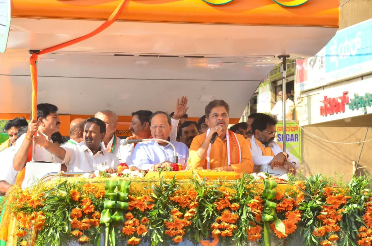 Csrinivas_BJP's tweet photo. ಮಾನ್ಯ ಕಂದಾಯ ಸಚಿವರಾದ ಶ್ರೀ ಆರ್ ಅಶೋಕ್ ರವರ ಹಾಗೂ ಕೇಂದ್ರ ಸಚಿವರಾದ ಡಾ. ಶ್ರೀ ಎ. ನಾರಾಯಣಸ್ವಾಮಿರವರ ನೇತೃತ್ವದಲ್ಲಿ ಇಂದು ನಮ್ಮ ಆನೇಕಲ್ ವಿಧಾನಸಭಾ ಕ್ಷೇತ್ರದಲ್ಲಿ ನಡೆದ ಭಾರತೀಯ ಜನತಾ ಪಕ್ಷದ "ವಿಜಯ ಸಂಕಲ್ಪ ಯಾತ್ರೆ" ಯಲ್ಲಿ ಭಾಗವಹಿಸಲಾಯಿತು.
#BJPVijaySankalpYatra #BJP4India #BJP4Karnataka #CSrinivas #AnekalTaluk https://t.co/iK7E04G2m2