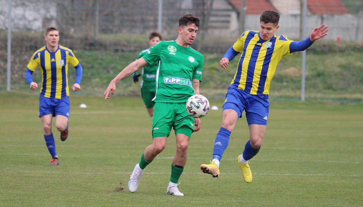 NBIII: Megnehezítettük a listavezető dolgát: Tartalékcsapatunk hét mérkőzés után botlott a bajnokaspiráns ellen.

 NBIII., Közép csoport, 24. forduló: PAKSI FC II. - Hódmezővásárhelyi FC 1 - 2 (0 - 0)
Csapatunk összeállítása
Kezdők: Balázs, Lorentz… dlvr.it/SkPRF1