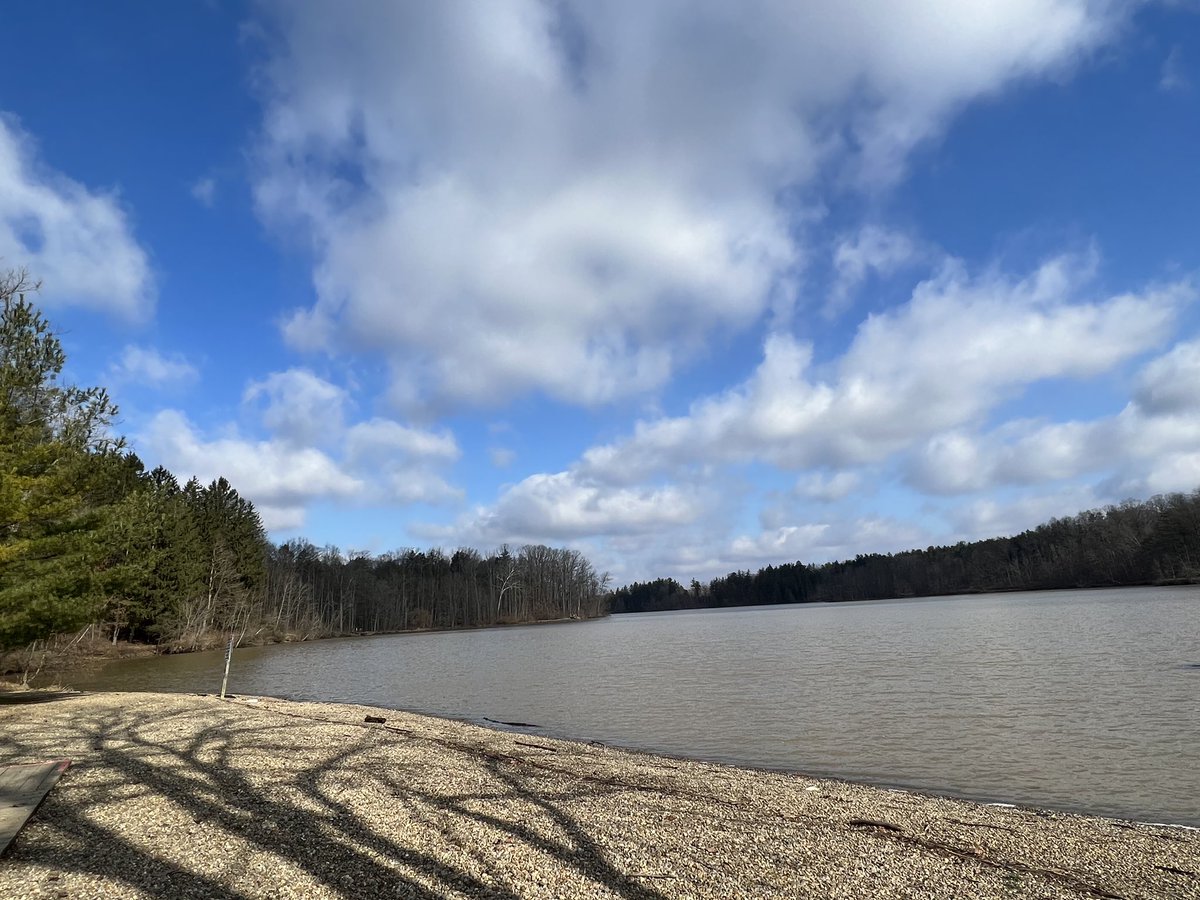 Strang3LitlG1RL's tweet photo. 3.6-mile loop around Hinckley Lake this morning. #running https://t.co/xmk5QKUyFX