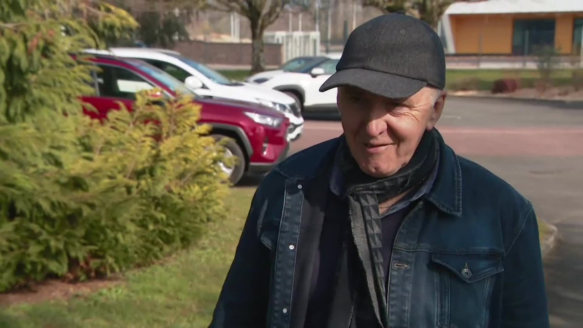 F3PaysdelaLoire's tweet photo. Dany Leprince était de retour à Thorigné-le-Dué, dans la Sarthe, pour présenter son nouveau livre dans lequel il clame son innocence, 27 ans après le quadruple meurtre pour lequel il a été condamné.
https://t.co/bjpIkkro6S https://t.co/rc7i2FShXW