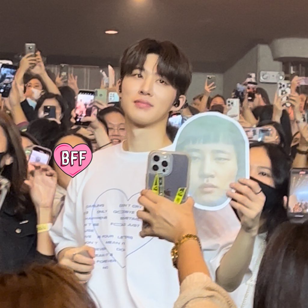 filmhanbin's tweet photo. Hanbin holding his meme https://t.co/u7oWfboJyB
