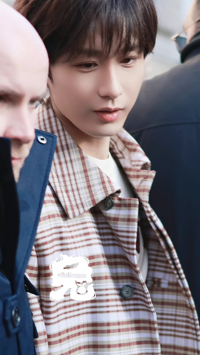 LotusLi277's tweet photo. Cheng Yi is like a prince @Lanvin
CHENGYI FOR LANVIN
#ChengYixLanvinFW23 https://t.co/jMLx3pQi75