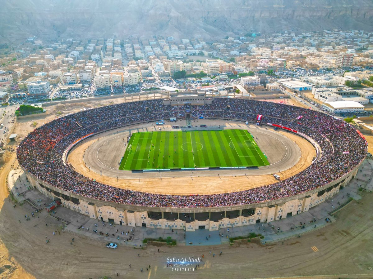 kifwma's tweet photo. كم أنت عظيم يا شعب #اليمن. رغم الظروف و المحن، إلّا أن هذا #الشعب يحب و يريد #الحياة.
50 ألف متفرج !!! 
الصورة من نهائي كأس حضرموت بين شعب #حضرموت واتفاق حوطة، وانتهت بفوز الاتفاق بركلات الترجيح https://t.co/KN3ywh9V6m