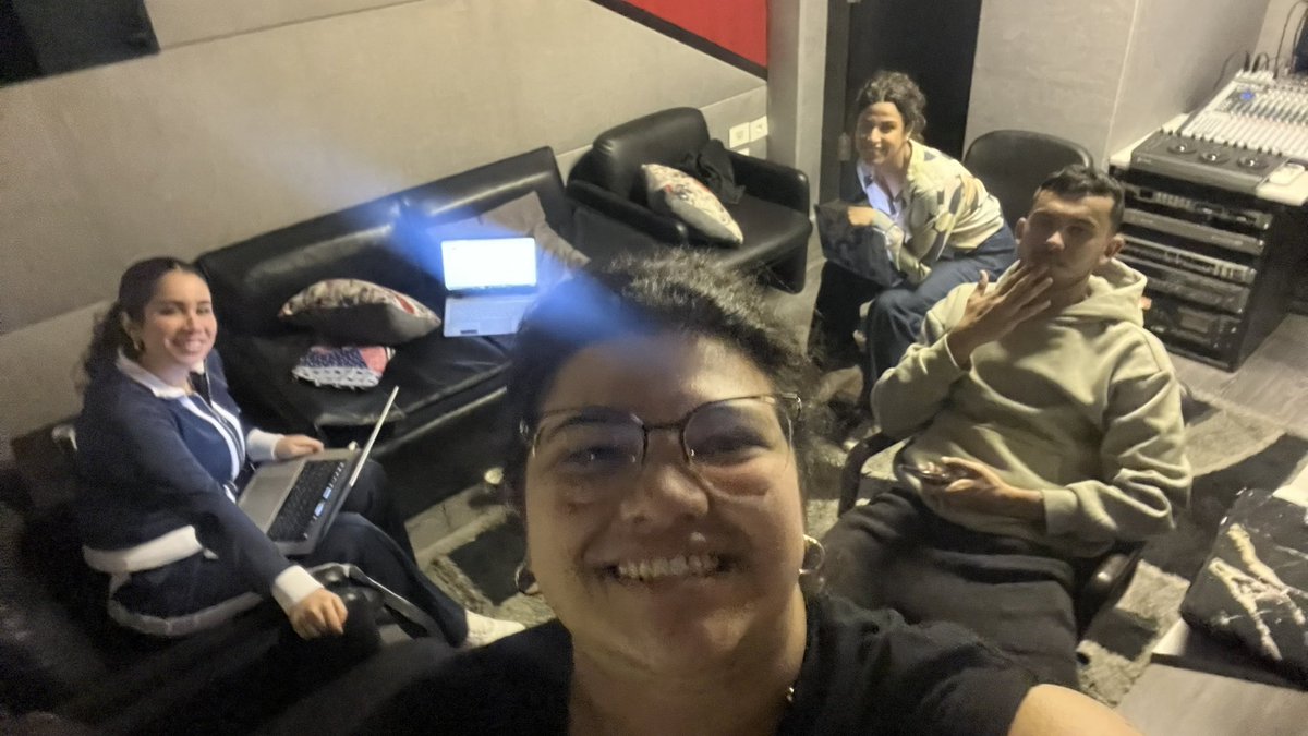 AladdinYoussry's tweet photo. The belly dancing team having a mental breakdown in the studio @JoyKellini #capstoneproject https://t.co/d4TmPgjxDK