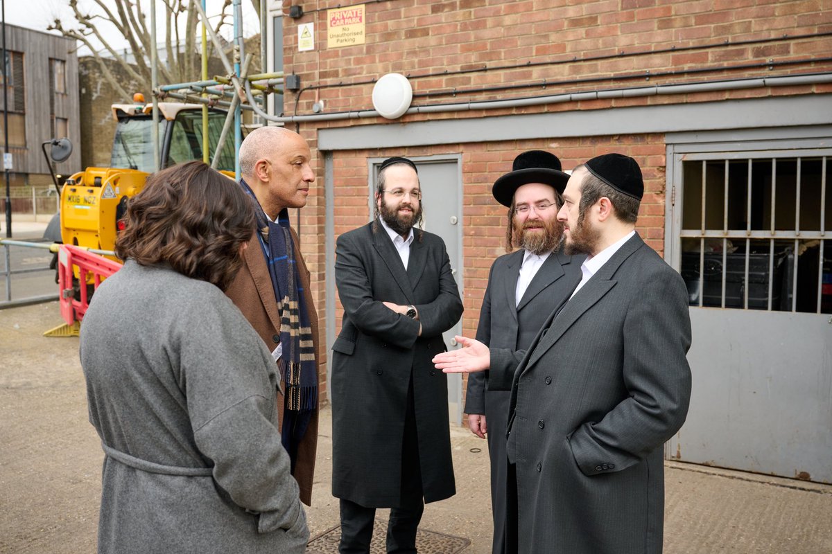 We had the pleasure of giving a tour of our HQ to @hackneycouncil's new Director of Education and discussing our life-saving work with him. It's always wonderful to welcome visitors and share our passion for what we do.