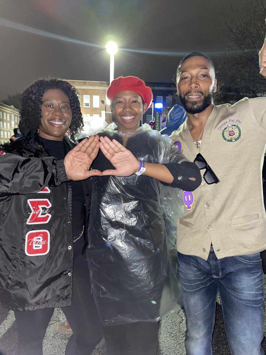 YtashaBee's tweet photo. The Legacy continues๐บ๐๐บ๐๐บ
Proud parents of the newest initiate of the Alpha Mu Chapter of Delta Sigma Theta Sorority, Incorporated. Congratulations @kaylakenyatta! We are so proud of you #aoml #legacy #soror #alphamu #ncat #AggiePride https://t.co/gTKAi5YqrW