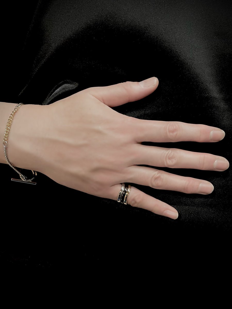 fululumum's tweet photo. DIRT 2022AW collection 
⚫︎Bracelet 
⚫︎Ring
ブレスレットは手首が華奢に見える(ような気がする✨)
リングは指が細く長く見える(ような気がする✨✨)
Blackが入ると締まって素敵！
お気に入りになりました！

#DIRT2022AW https://t.co/AmrPiLt1pm