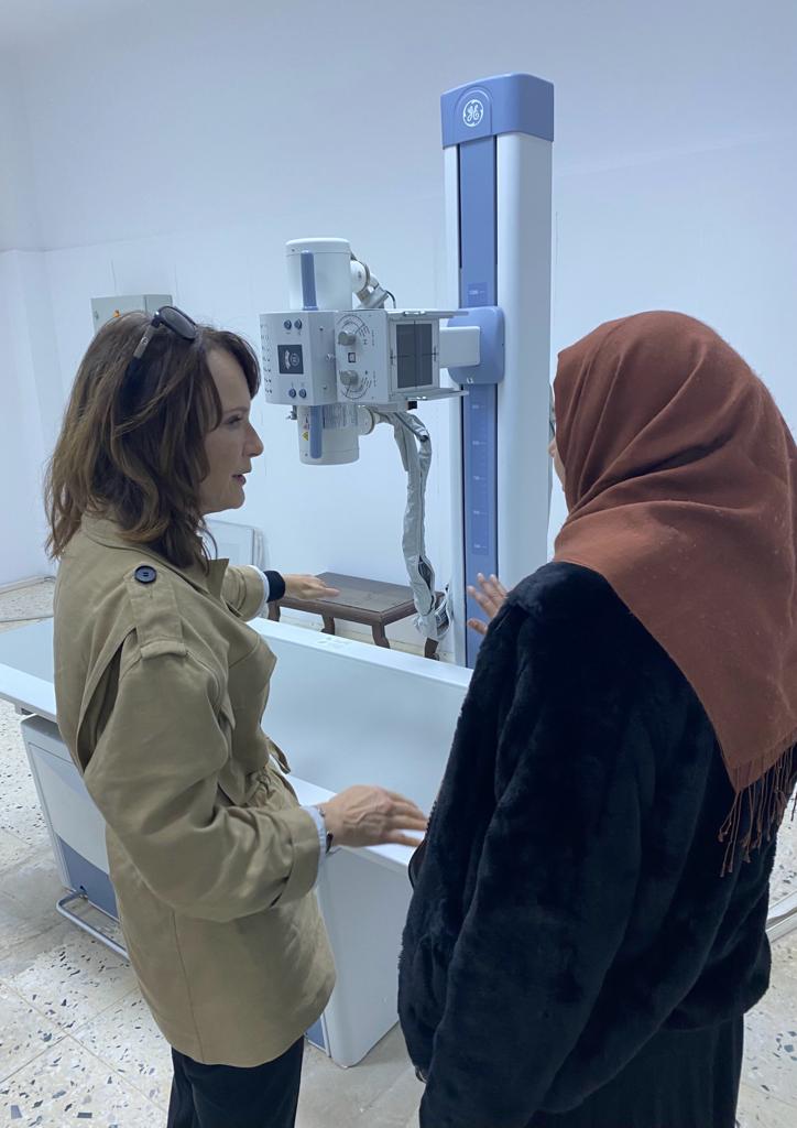 زرنا عيادة الرعاية الصحية الأولية في سيدي خليفة قرب بنغازي، والتي أعيد تأهيلها من قبل مفوضية اللاجئين، ويستفيد من خدماتها عدد كبير من النازحين والأشخاص المستهدفين. و على غرار نظيراتها في ليبيا، تحتاج هذه العيادة لإمدادات وتمويل الحكومة لتستمر في توفير الرعاية الصحية الأساسية.