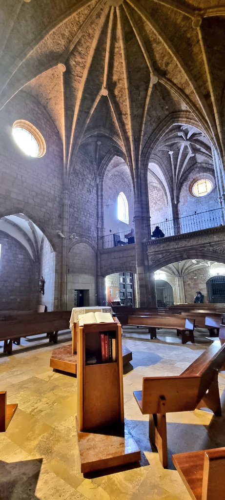 Iglesia Santo Tomás de Arnedo 
Curiosa planta en forma de plaza.
¿Habías visto algo asi <a href="/dgllana/">David García-Asenjo</a> ?
Me parece super intimista.