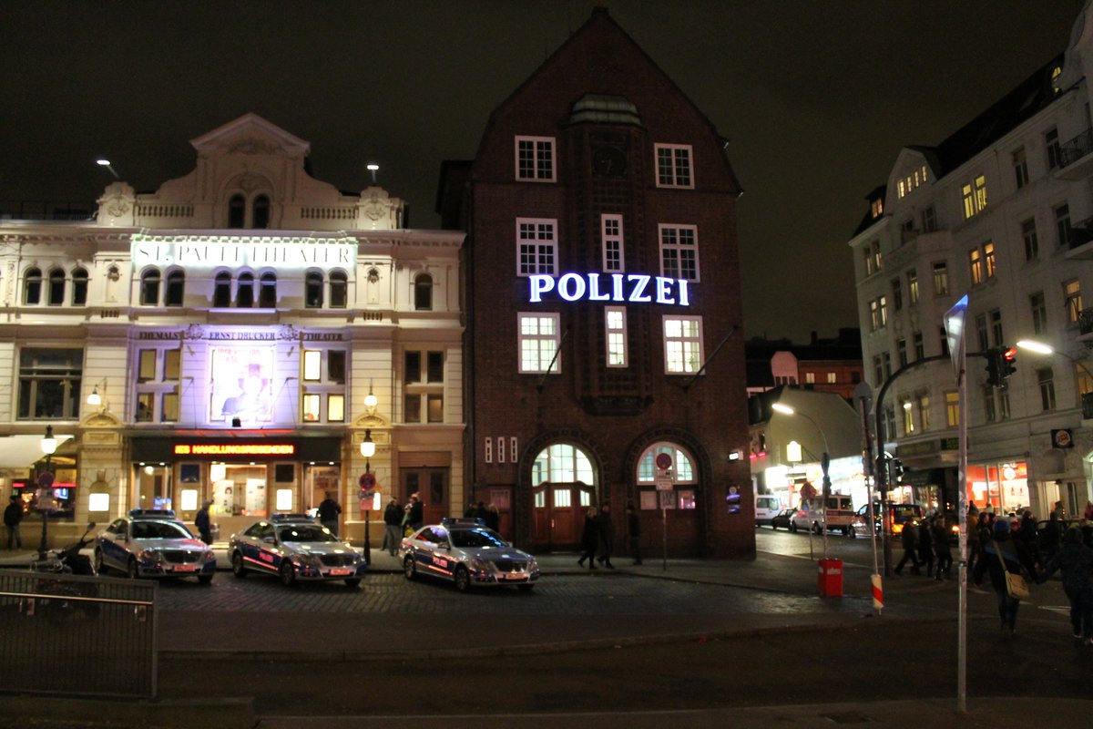 JanSiefken's tweet photo. Die Davidwache im Hamburger Stadtteil St. Pauli ist ein echtes Stück Geschichte und berühmt durch Filme und TV-Serien 📽️👮♂️ #Hamburg #Davidwache #Polizei https://t.co/VUNqsViQj1