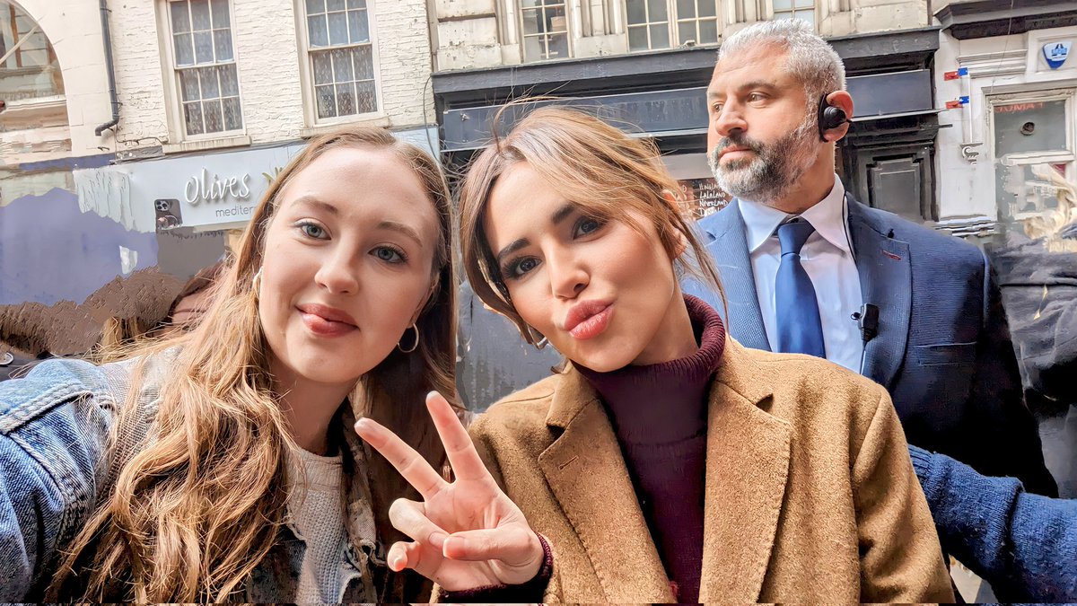 We love a peace sign babe ✌️ Thank you <a href="/CherylOfficial/">Cheryl</a> for stopping ♥️