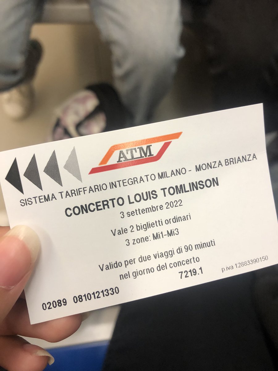 SWEETVHABIT's tweet photo. e voi ce l’avete un cantante che vi paga il biglietto della metropolitana per andare al suo concerto? https://t.co/jWTYuKNOmc