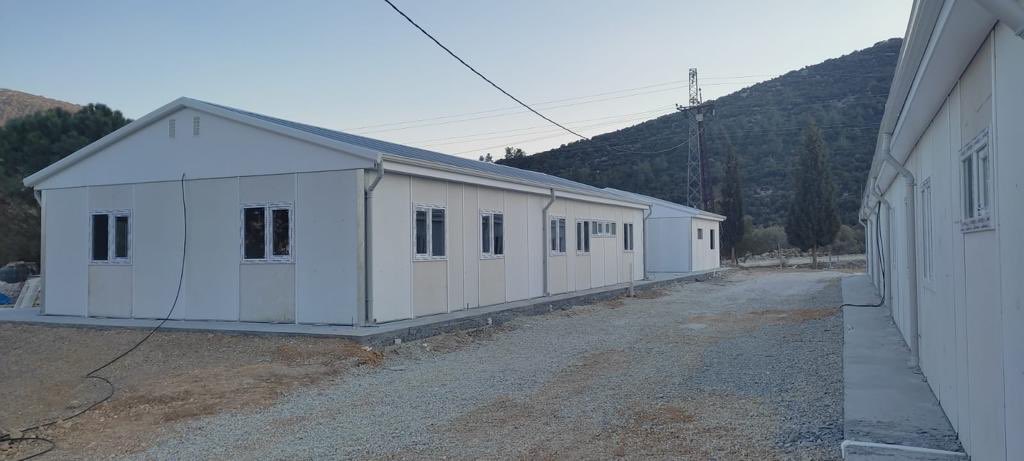 Bazı yerleşim yerlerinde okullar hasar gördüğü için eğitim yapılamayacak.
Ama çocukların okula gitmesi gerekiyor.

Yetkililerle görüştük
Nurdağı 2
İslahiye 2
Adıyaman 8 
olmak üzere 12 prefabrik okul için çalışmalara başladık.
35 gün içinde bitirmeyi planlıyoruz
(Temsili) <a href="/ahbap/">Ahbap</a>