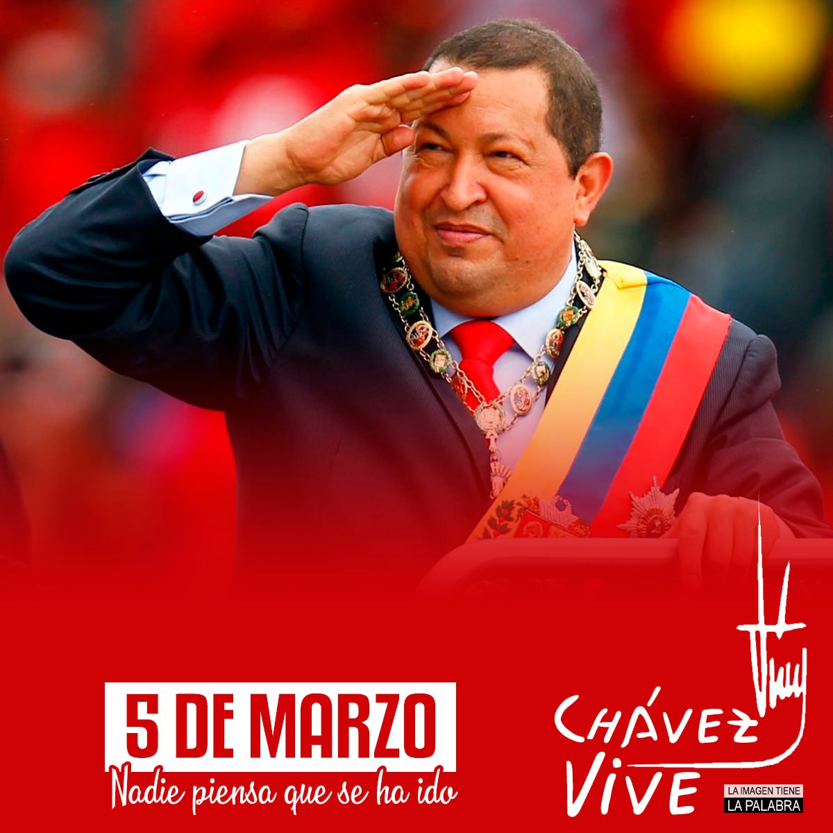 RomanYelina's tweet photo. Un hombre que no ha dejado de latir en el corazón de un pueblo que lo inmortalizó en la historia. Un hombre que no cedió ni a su más acérrimo enemigo. 

"Los que quieran patria, vengan conmigo", dijo siempre, y hoy caminamos junto a él por el camino de la victoria 💙
#ChavezVive https://t.co/UAcZProtqe