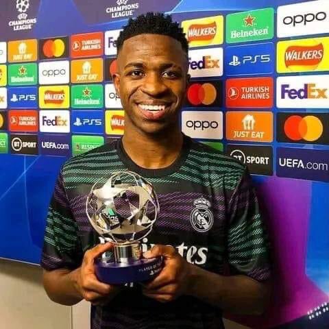 SteveAdamsSt's tweet image. Vinicius: I want to win 5 Ballon d'Or Like my Idol Cr7
Reporter: Don't you want to win 7 like Messi?
Vinicius: I said Win not Steal 💔😂