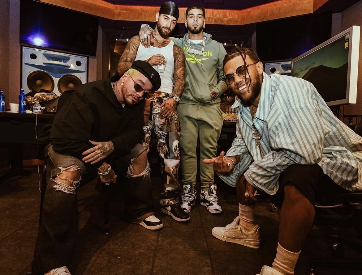 theurbanjam's tweet photo. Maluma via instagram👀 se viene tema entre estos 4 para el album de maluma? https://t.co/Bb9nhAG75G