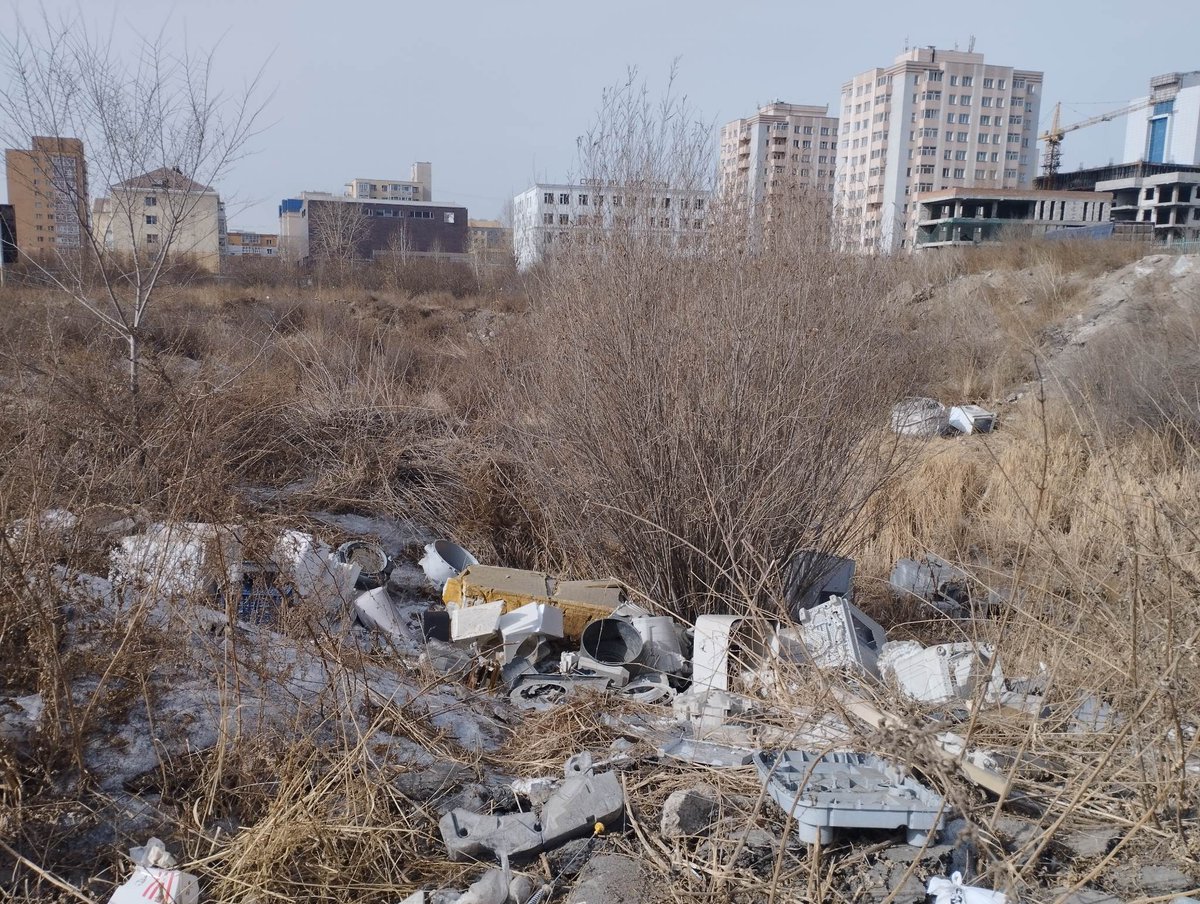 XXI зууны 1,5 сая хүнтэй хотын төвөөр урсах Сэлбэ голын эрэг дээрх хогийн байдал ийм л байна.
Үүнд хог хаяж буй хүмүүс ч, хаяулж буй хороо дүүрэг ч, хогийг нь хараад дуугүй өнгөрч буй Та бид ч буруутай.

Голын усанд хог хаядаг хүн хүүхдийнхээ толгой дээр хог хаясантай яг ижил...