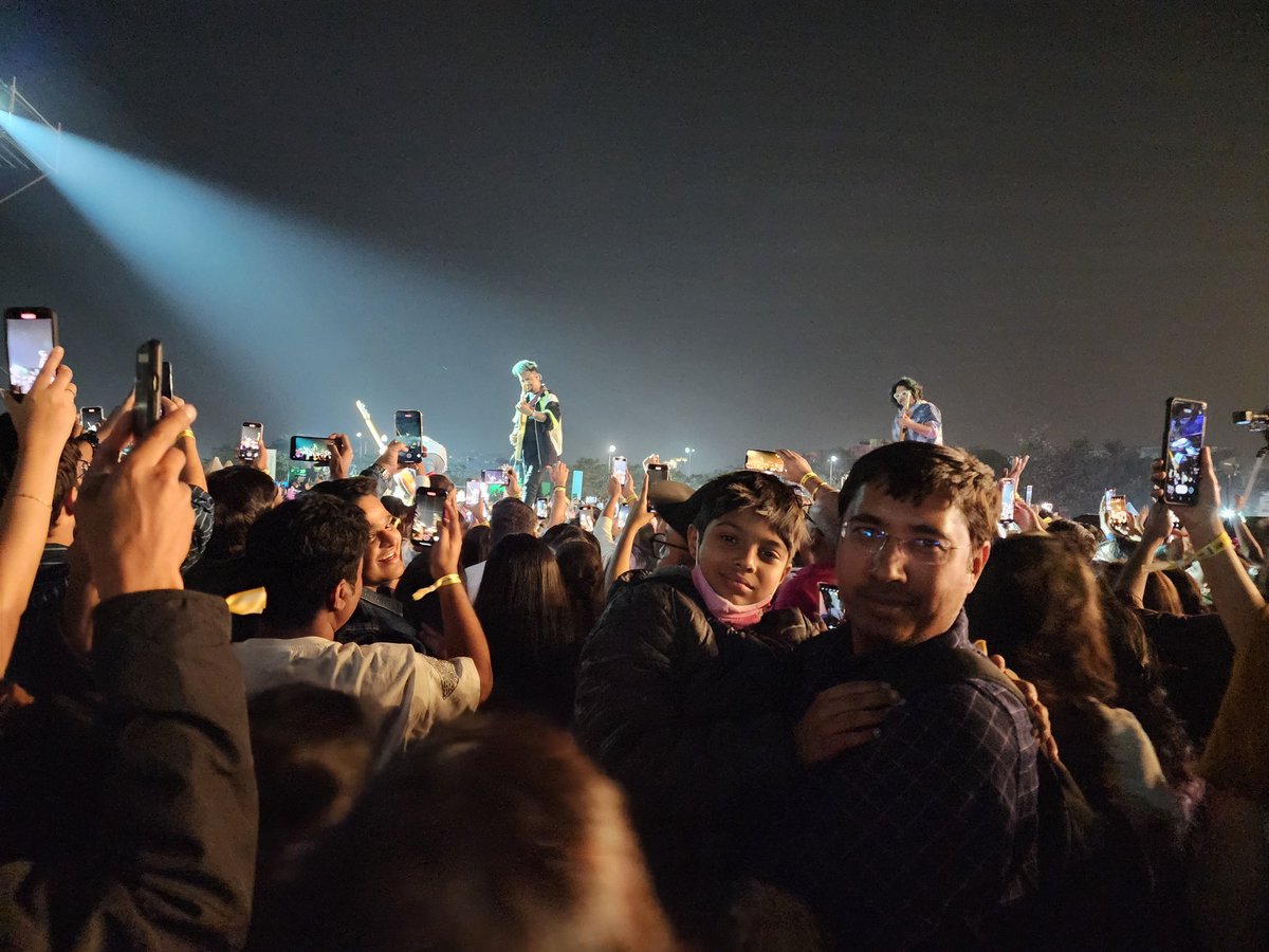 nitinsview's tweet photo. @arijitsingh live show in #Bangalore 
See my son's dedication. He wanted to watch him live even when he was having 103* fever. https://t.co/9bgnLChQJl