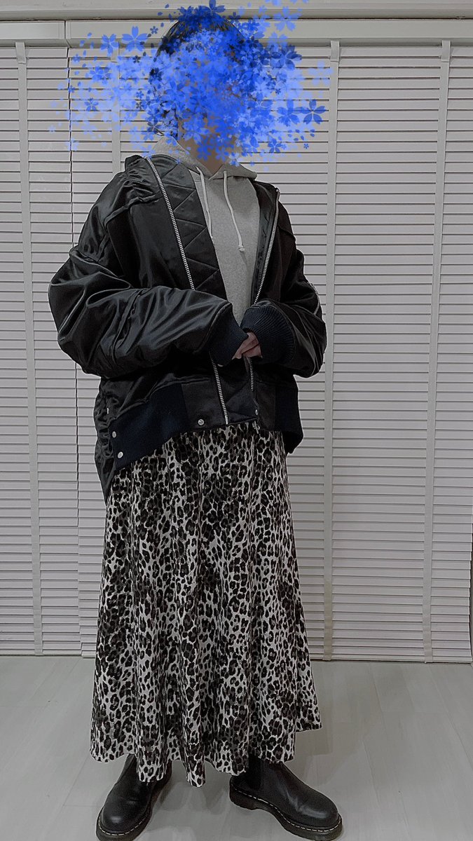 fululumum's tweet photo. DIRT 2022AW collection
⚫︎MA-1 Blouson
目の詰まったしっかりした生地なので暖かいです！
上品なツヤ感のある生地、ギャザーやタック、裾脇のスナップ、前後丈違いなどディテールが凝ってる！
YKKの大きなファスナーもしっかりしてて良き！
着心地も良く夏以外長く着れそう。

#DIRT2022AW https://t.co/Fw8HylcT7R