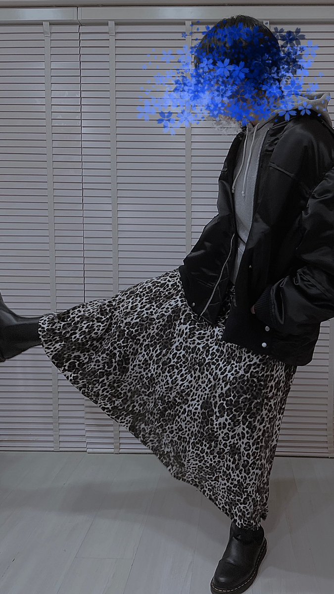 fululumum's tweet photo. DIRT 2022AW collection
⚫︎MA-1 Blouson
目の詰まったしっかりした生地なので暖かいです！
上品なツヤ感のある生地、ギャザーやタック、裾脇のスナップ、前後丈違いなどディテールが凝ってる！
YKKの大きなファスナーもしっかりしてて良き！
着心地も良く夏以外長く着れそう。

#DIRT2022AW https://t.co/Fw8HylcT7R