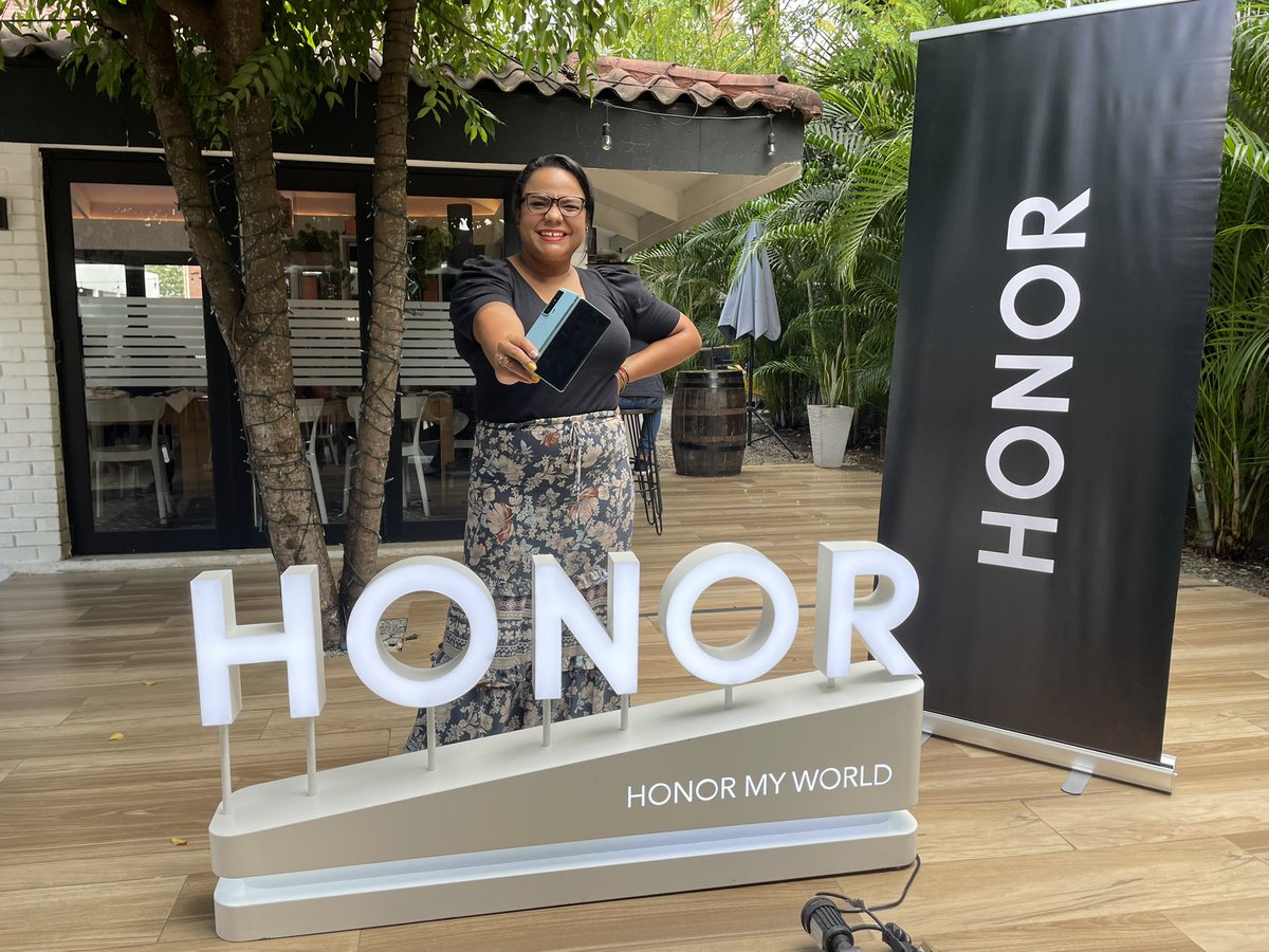 larisa129's tweet photo. Cerrando febrero.
#Expomovilidad
#LanzamientoHonor
#FlamenKOFIT
Gracias @π
@BuenMomentopa https://t.co/wVajIioJk3