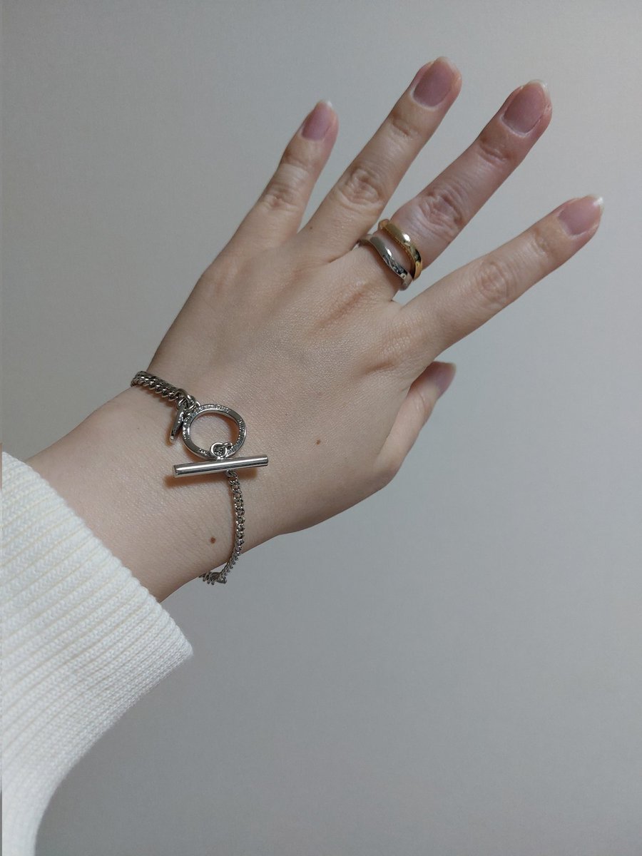 galopine1048's tweet photo. #DIRT2022AW
Bicolor Necklace
Bracelet
Ring
今回はネックレスとブレスレットはシルバーのみ。金×銀のリングセットと、黒リングを購入。
波形のリングなので重ねづけが楽し～✨
そして、ブレスレットの留め具がマンテルなのも嬉しい！
不器用なので引き輪の時は時々格闘してしまうので😂 https://t.co/EBO5JygZap