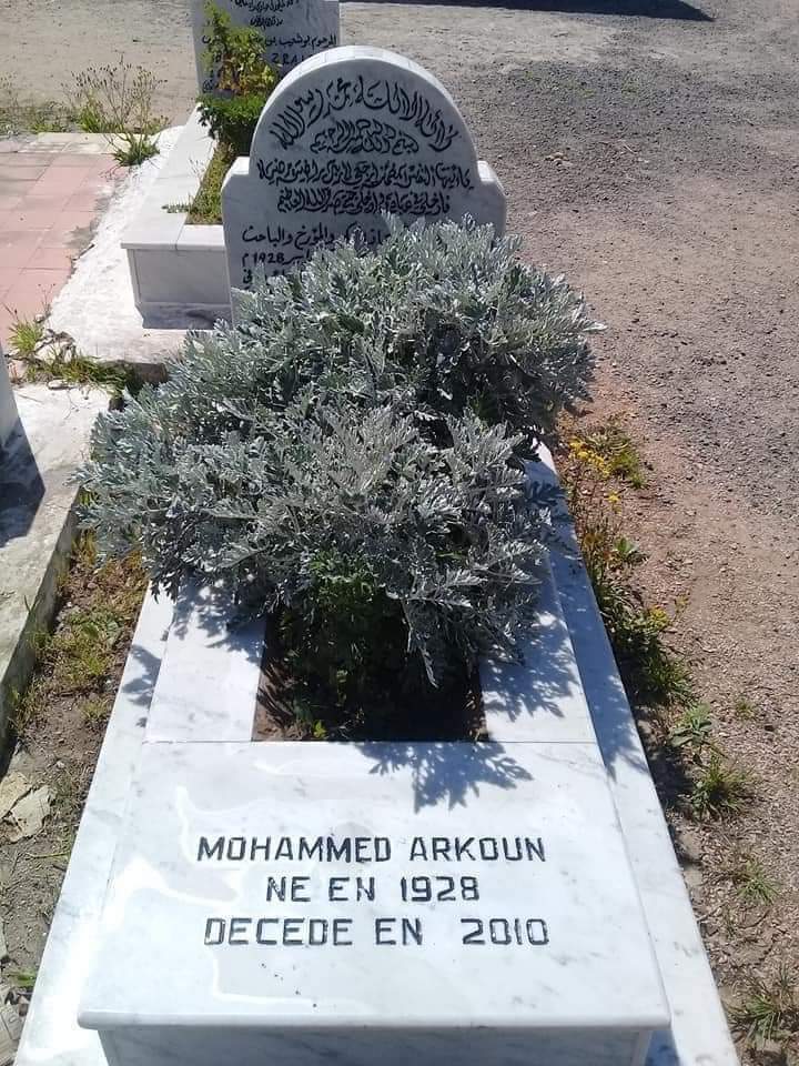 ausacoalition's tweet photo. لماذا أهدى المفكر الجزائري الكبير #محمد_أركون مكتبته الى #المغرب وليس الى #الجزائر؟

بل لماذا أوصى بدفنه في المغرب وليس في مسقط رأسه #تيزي_وزو؟

أعتقد ان أركون لا يعتبر النظام الجزائري يمثل الجزائريين ولا حتى القبايليين ولهذا فضل السلام الأبدي في تراب البلد الأقرب الى قلبه وفكره. https://t.co/OJFq025LKR