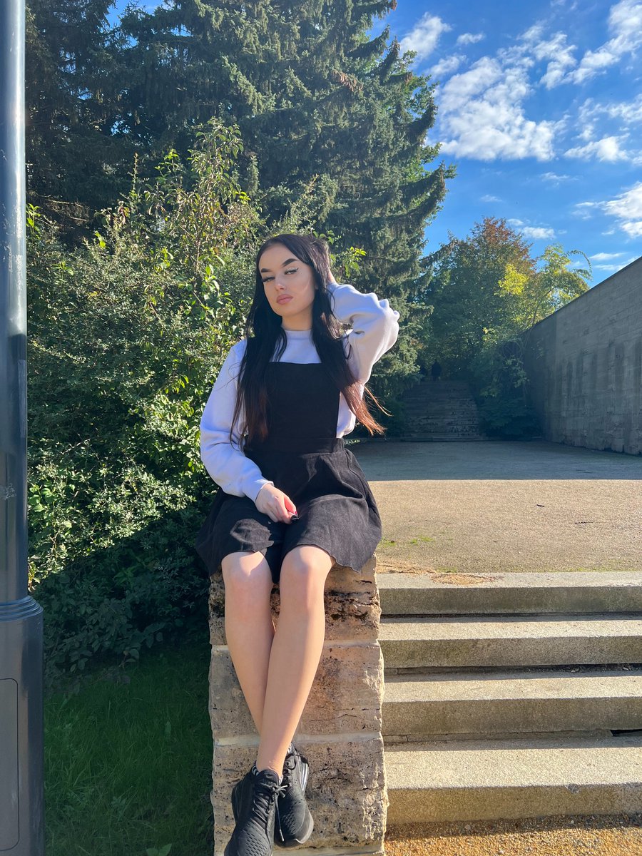 AshleySchmidtt's tweet photo. Do you like naughty schoolgirls? Hit like and RT if you think it suits me😈
https://t.co/W7G3WMjcWE
#Schoolgirls #schoolgirloutfit #SchoolgirlUniform #schoolteen #school https://t.co/SUqB5Oitje