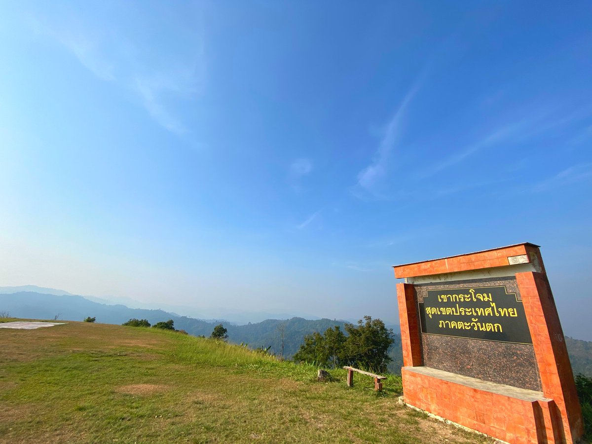 Lifesaratravel's tweet photo. จุดชมวิวเขากระโจม สุดเขตประเทศไทยภาคตะวันตก ทางขึ้นสนุกมาก เหมาะสำหรับสายลุย สายเดินเทลก็มากันเยอะนะครับ ต้องลองๆๆ #เขากระโจม #สวนผึ้ง #ราชบุรี #wave #wave110i #honda https://t.co/UQBCo0zL7p