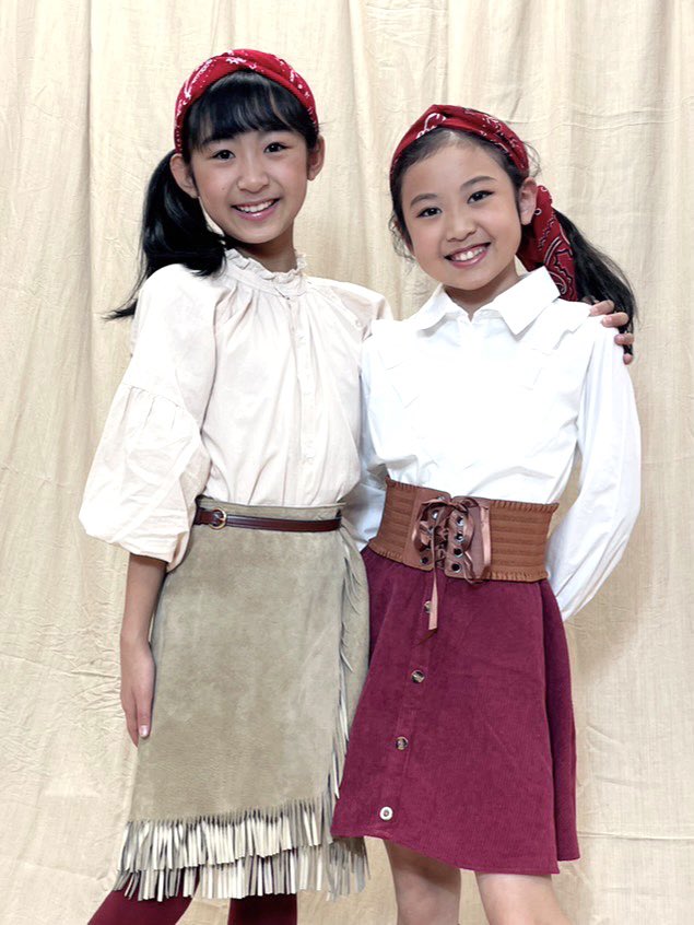 kawakawanatsu's tweet image. #オールドウエスト2023
ビジュアル撮影✨

Wキャストの三枝満理恵ちゃん@marie_saegusa_ 😊
仲良し〜💕

山崎絢乃ちゃん@ayaponpon0212 と
小山夢生@koyama_yuna ちゃん
２人のお姉さん達についていきます！

チケットはこちら↓
quartet-online.net/ticket/fcujfwn…

#FREESIZE
#AngelPro
#河井夏紀