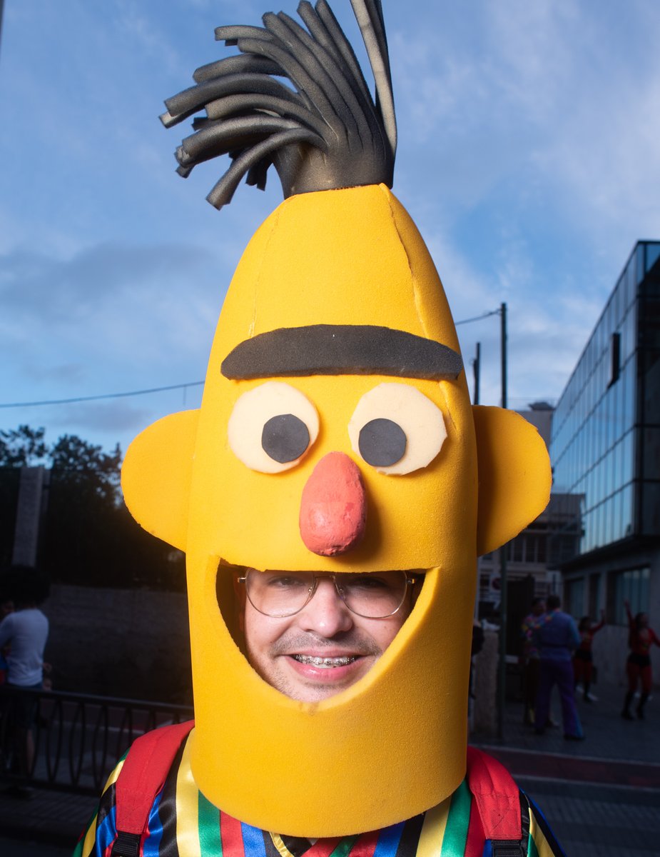 Alby_martin's tweet image. En la  💃🪩🕺  #cabalgatalpgc #carnavallpgc de ayer, disfrazado como un &quot;Monje iluminado&quot;. Lleve una #softbox con dos #AD200 de #godox,  cargado a la espalda.  Lo que me daba una luz muy suave y elevada. Algunos retratos que hice en hilo ^.^,  #strobist, #iluminacion