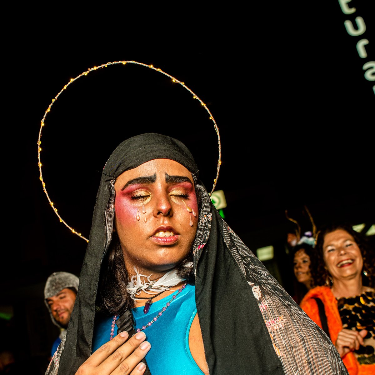 Alby_martin's tweet image. En la  💃🪩🕺  #cabalgatalpgc #carnavallpgc de ayer, disfrazado como un &quot;Monje iluminado&quot;. Lleve una #softbox con dos #AD200 de #godox,  cargado a la espalda.  Lo que me daba una luz muy suave y elevada. Algunos retratos que hice en hilo ^.^,  #strobist, #iluminacion
