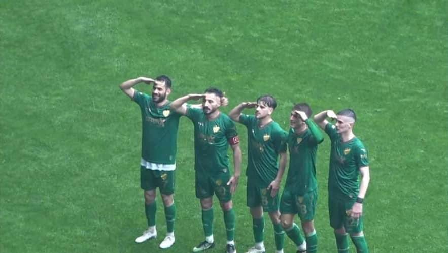 bgyetherr's tweet photo. Bursaspor 👏🏻👏🏻👏🏻 https://t.co/4R2xaDVLWX