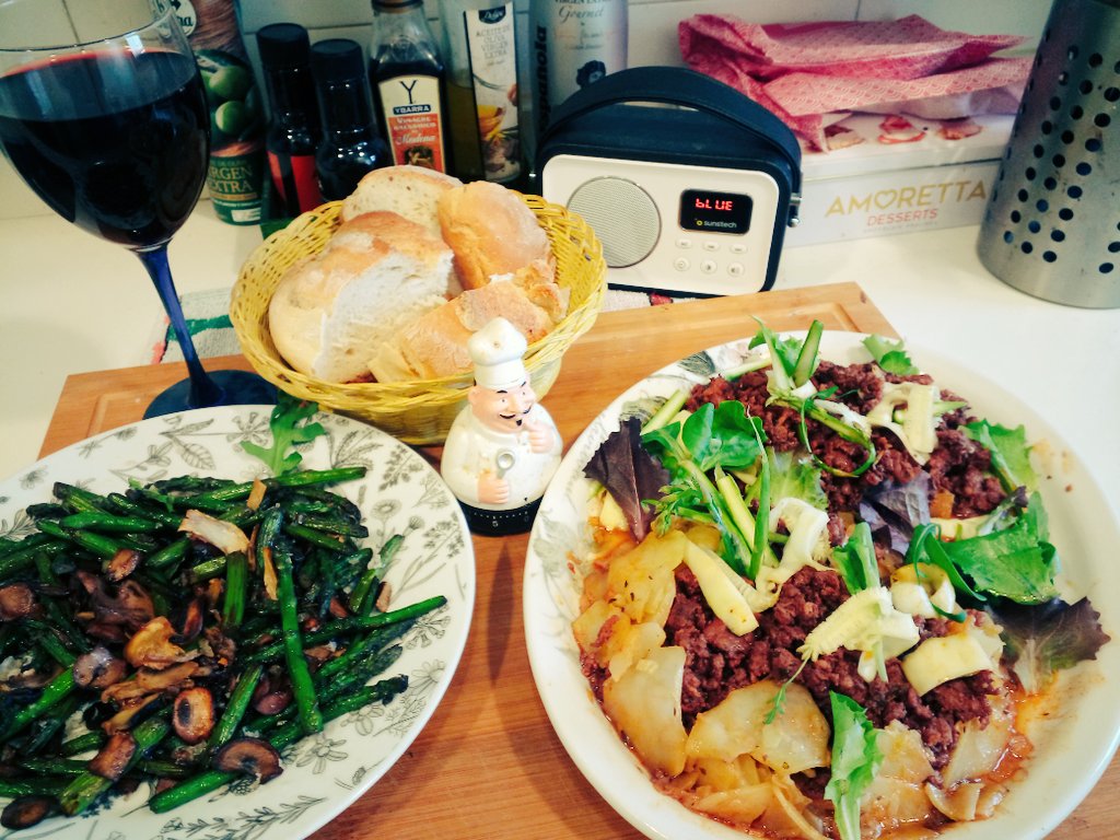 LordFloren's tweet photo. 👋😑🍷 Hola, hoy en #DomingoDeCocinitas: 
SALTEADO DE ESPÁRRAGOS TRIGUEROS VERDES 
Receta de #BonViveur:  https://t.co/zhwjDgFRAS

COULANT DE PATATA Y JABALÍ CON VERDURITAS 
Receta de #Artemonte: 
https://t.co/xM9Ctu05pc 
Y ahora, me disculpen, les dejo con buena música:
Sigue ⬇️ https://t.co/OgX9QqYJJj