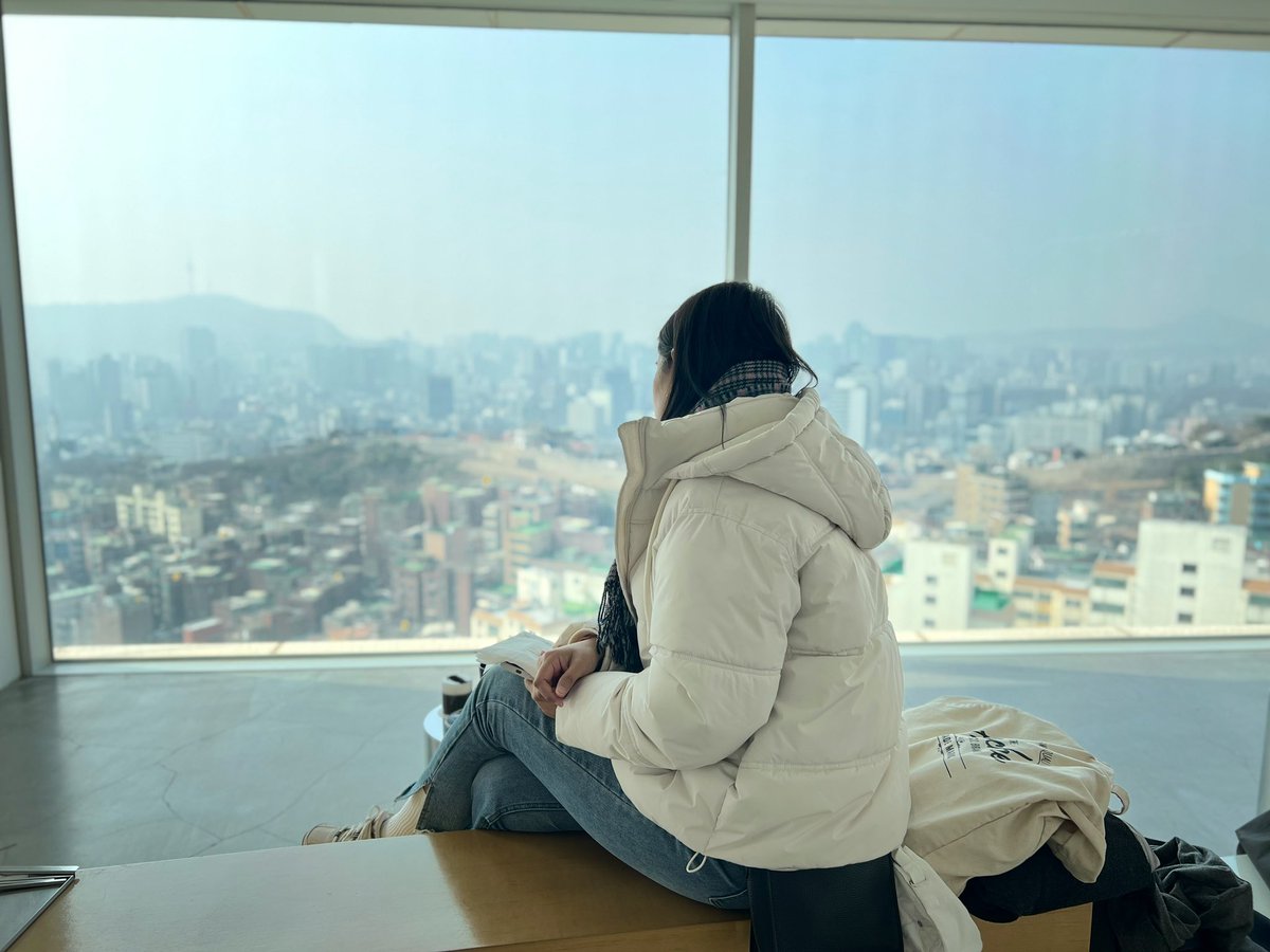 noihunny's tweet photo. T(ER)T(RE) Cafe คาเฟ่วิวเมืองมุมสูง มองเห็นDDP, Seoul Tower ขึ้นมาด้วยรถสาย Jongno03 นั่งยาวๆสุดสาย เดินต่ออีกประมาณ 300 เมตร ร้านเปิด 11:30 ไม่ต้องรีบมาก็ได้ ที่นั่งวิวดีๆมีเยอะมาก กาแฟอร่อย และครัวซองต์ดีมากกกก ทำสดๆก่อนร้านเปิดเลย #รีวิวเกาหลี https://t.co/SvE5TLjrdS